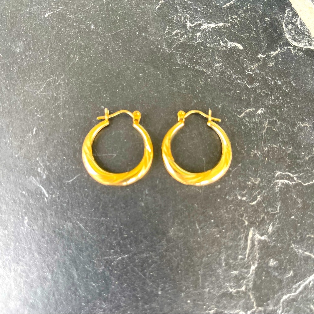 14kt yellow gold hoop earrings with snap down closure.